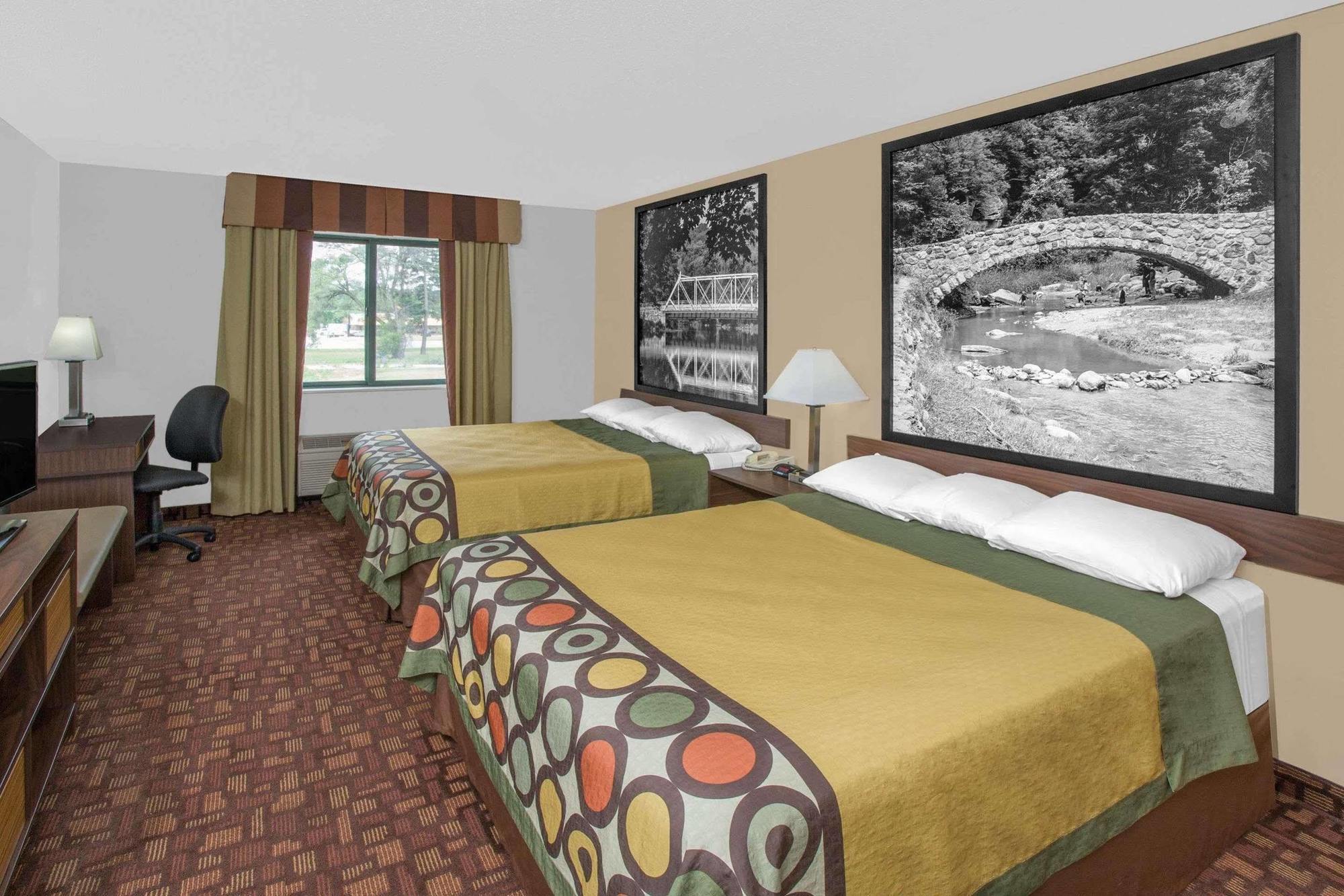 Super 8 By Wyndham Three Rivers Eksteriør bilde